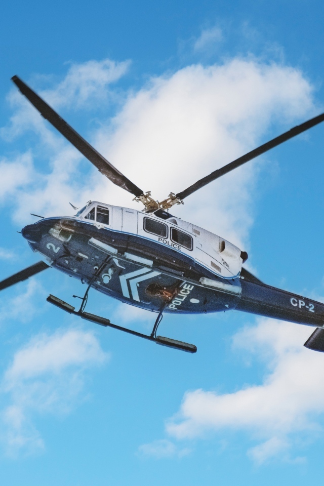 Полицейский вертолет в голубом небе
