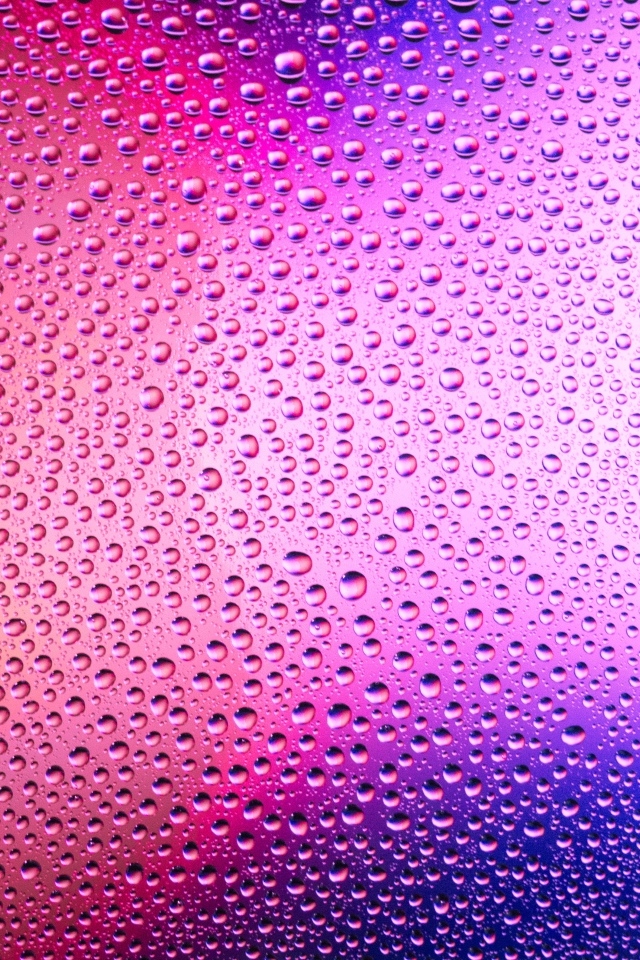 Розовый фон в каплях воды