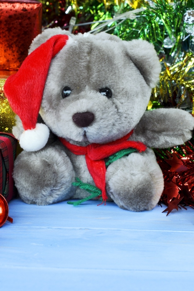 Игрушки и подарки под елью на Рождество