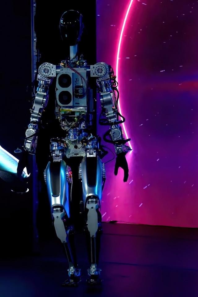 Робот Tesla Optimus на  презентации