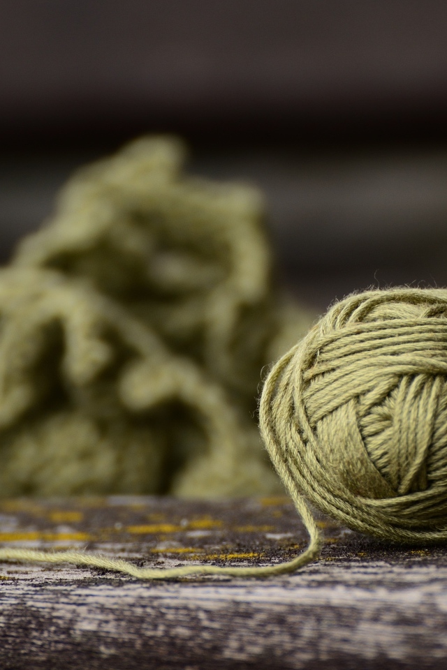 Клубок ниток на деревянном столе