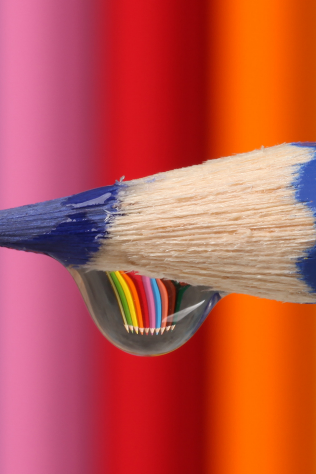 Капля воды стекает с синего карандаша