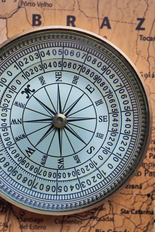 Большой компас лежит на старой карте