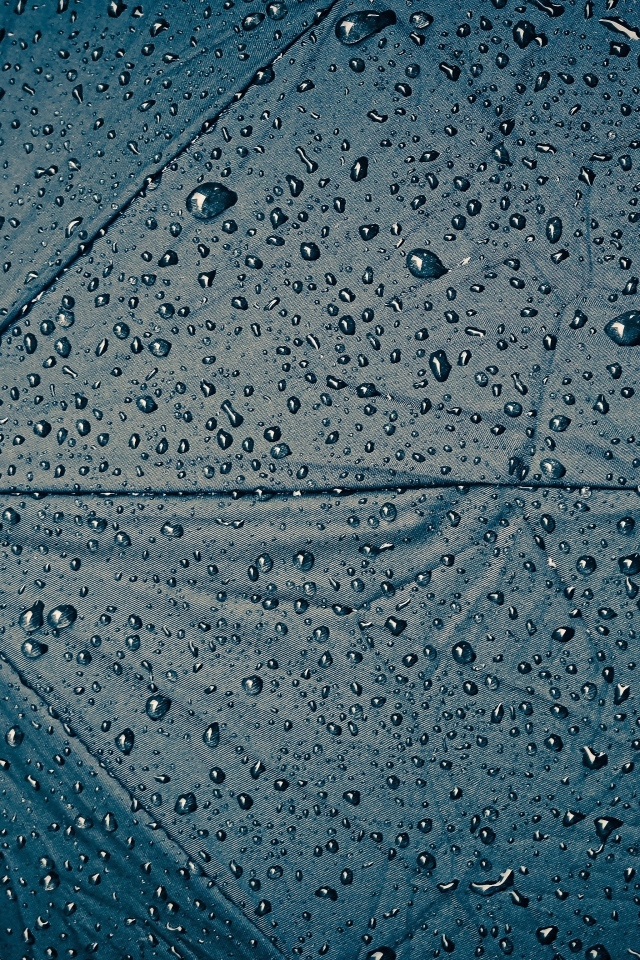 Черный зонт в каплях дождя