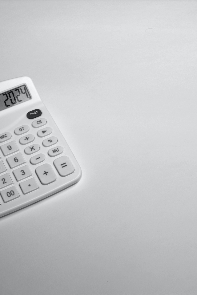 Калькулятор с цифрами 2024 на сером фоне