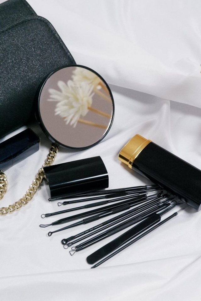 Косметика и сумочка на столе