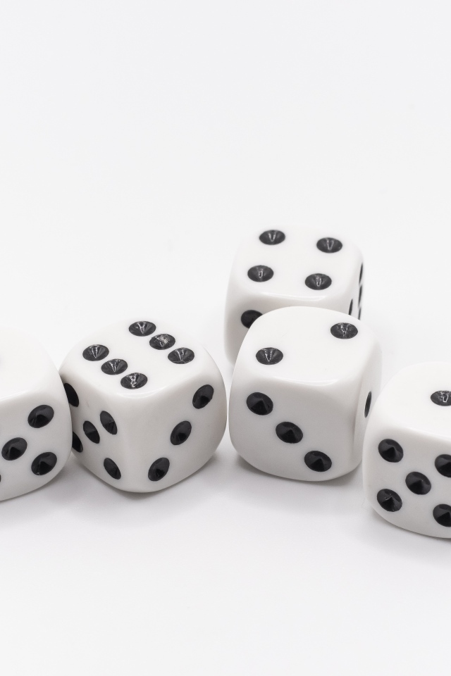 Игральные кости на белом фоне