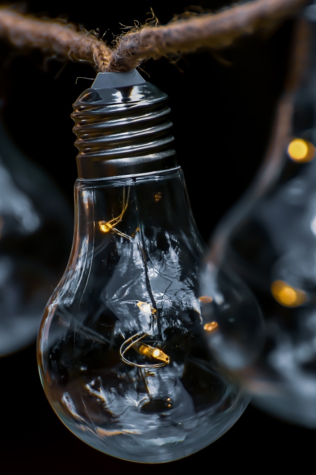 Стеклянные лампочки на веревке 