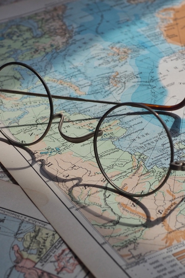 Очки лежит на карте мира