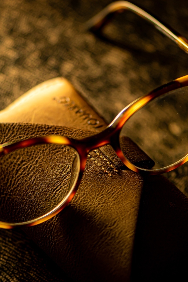 Очки с футляром на столе