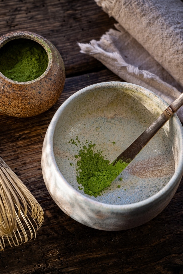 Зеленая глина с миской на столе