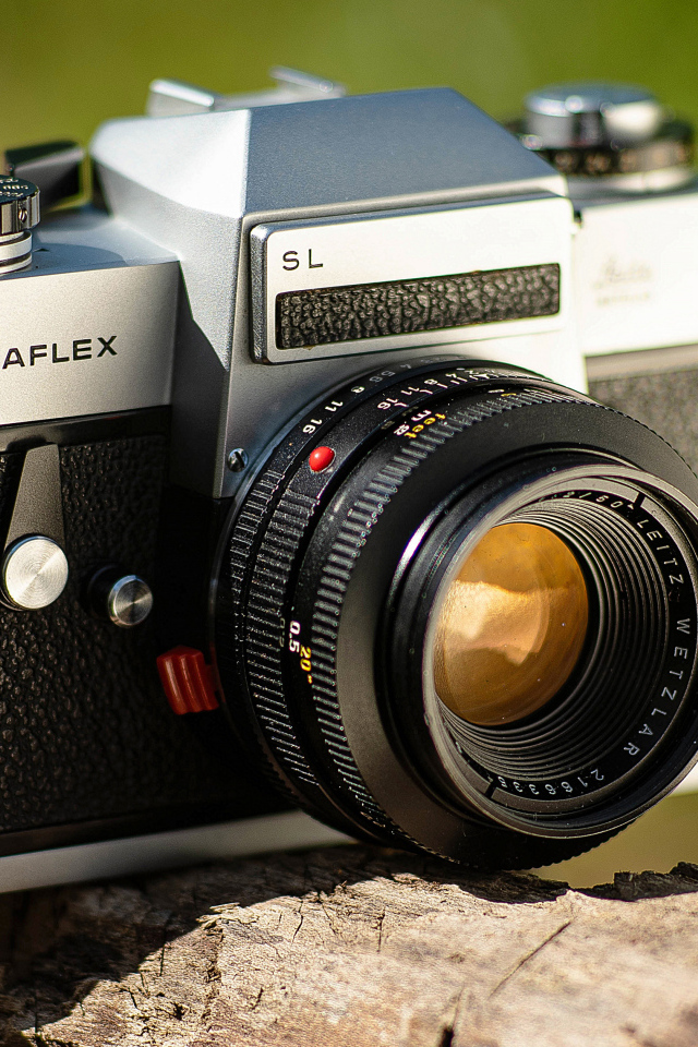 Фотоаппарат LeicaFlex SL стоит на камне