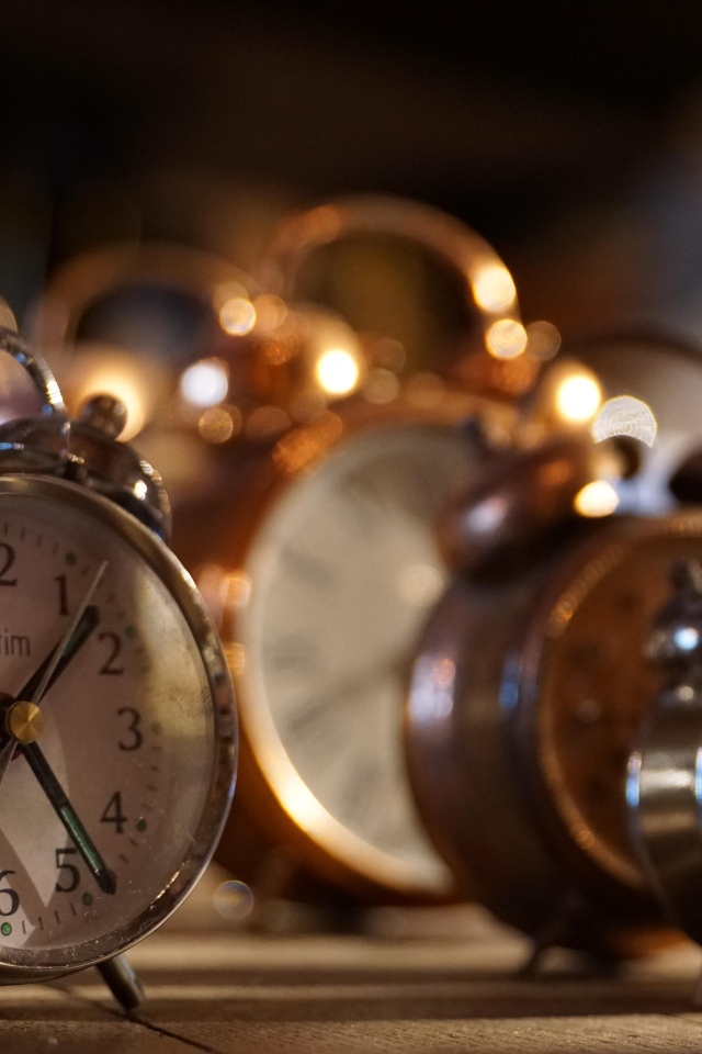 Много будильников на столе