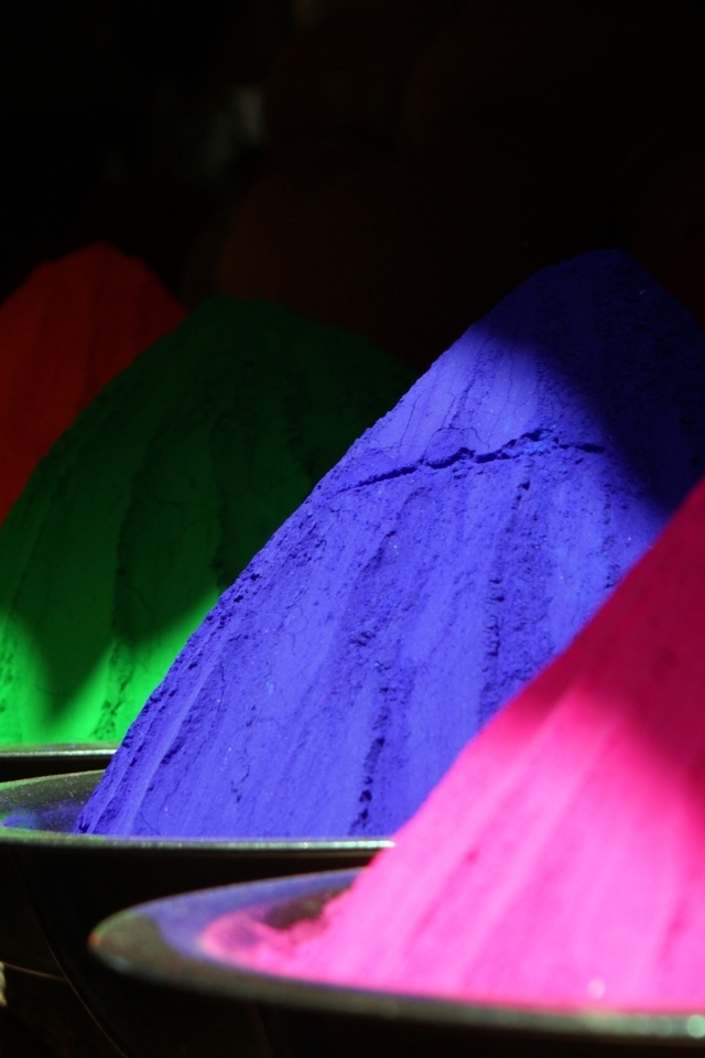 Много разноцветной порошковой краски