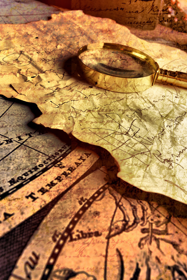 Лупа и старая карта на столе