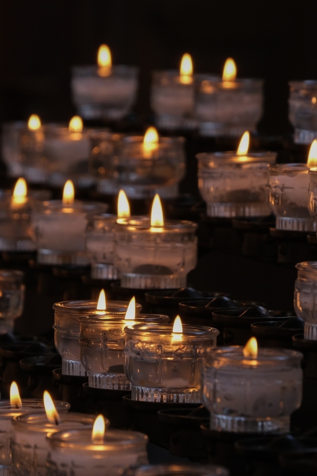 Много зажженных маленьких свечей