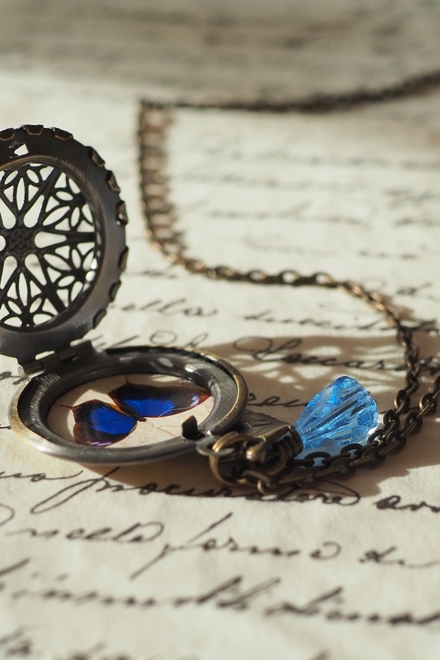 Медальон с бабочкой и голубым камнем