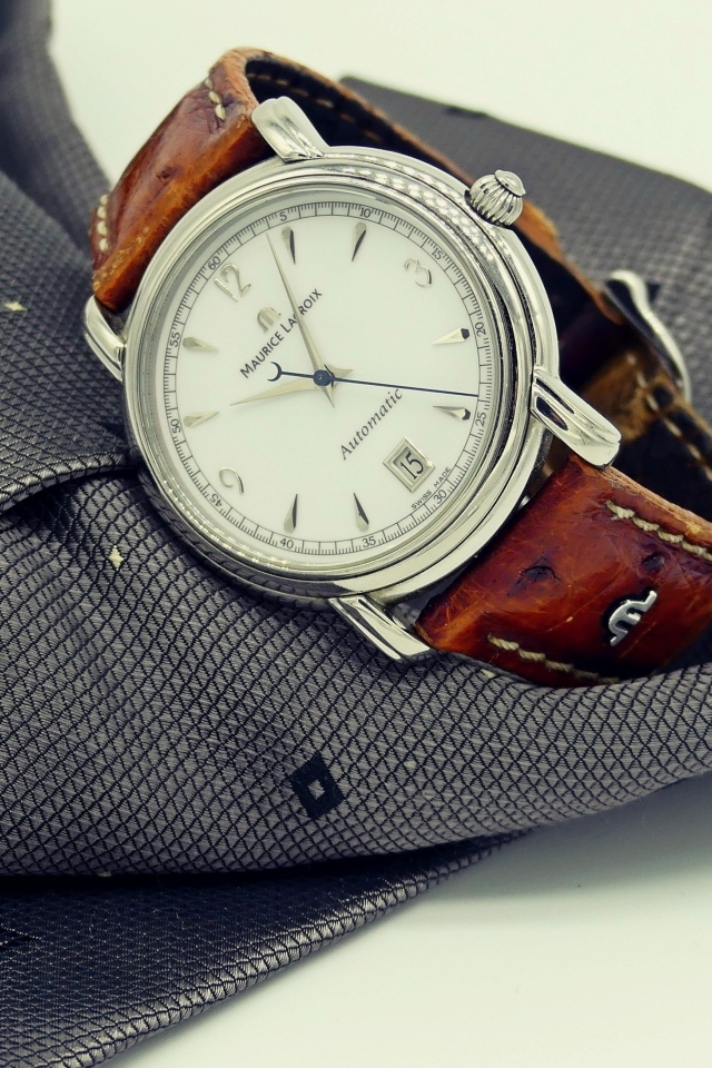 Мужские наручные часы и галстук