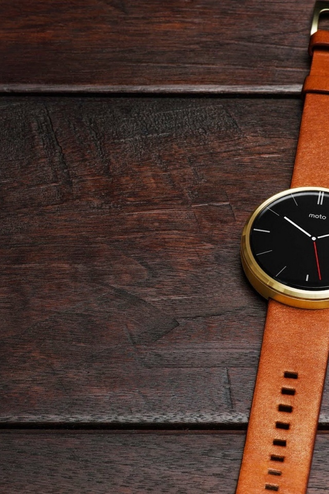 Мужские наручные часы на деревянном столе с блокнотом и очками