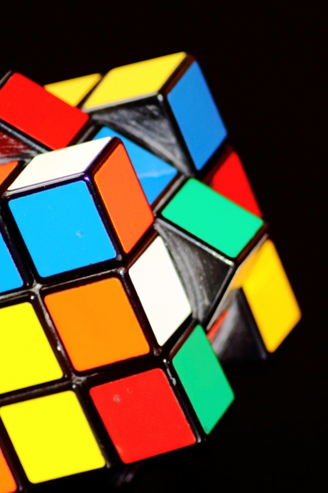 Разноцветный кубик Рубика на черном фоне