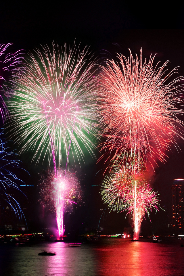 Разноцветный салют в небе над водой