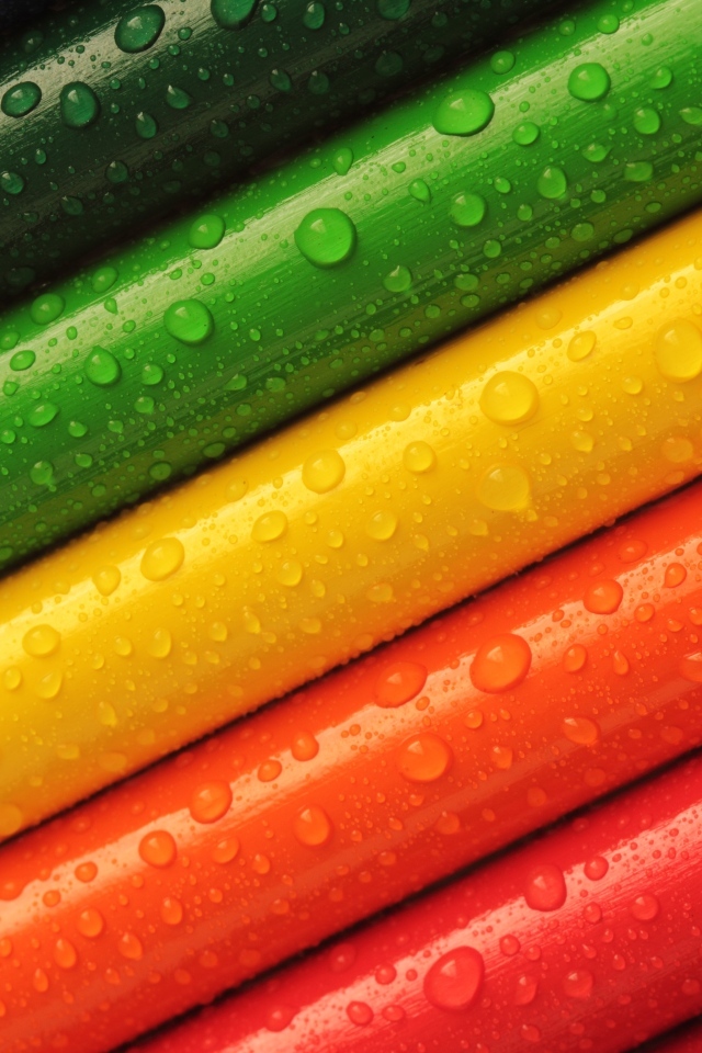 Разноцветные карандаши в каплях воды