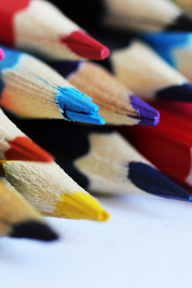 Разноцветные заточенные карандаши на столе