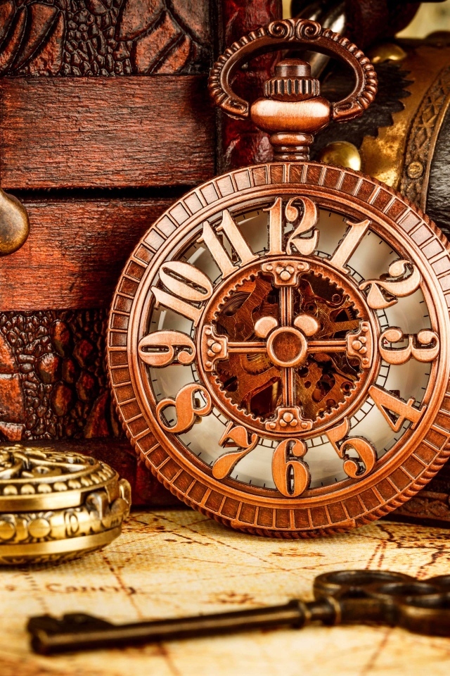 Старые карманные часы, шкатулка и ключ