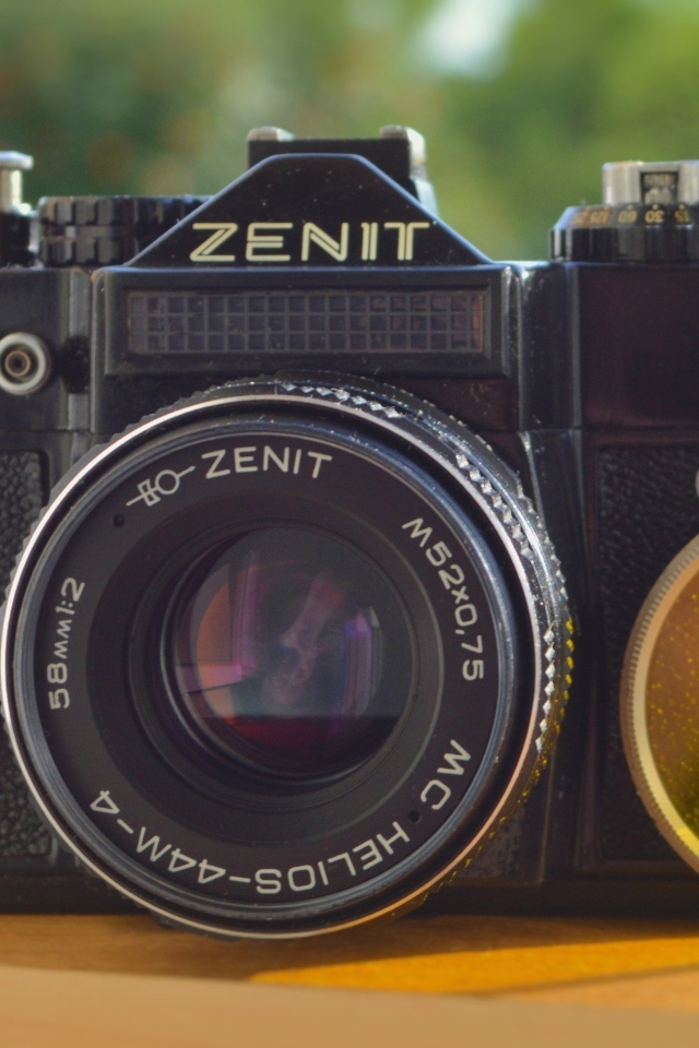 Старый фотоаппарат зенит на столе крупным планом