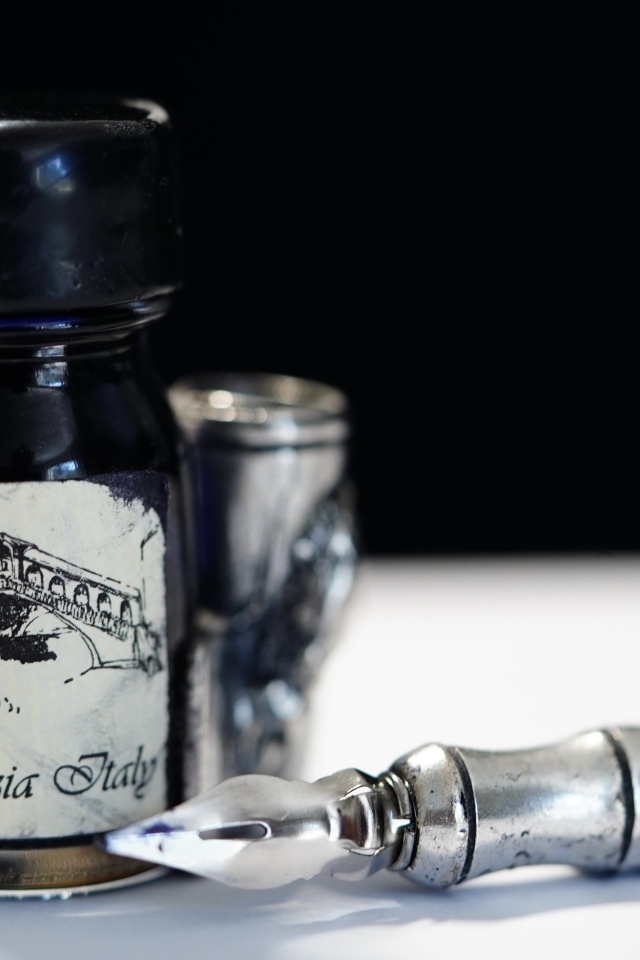 Ручка и чернила на столе