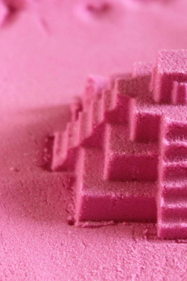 Розовая пирамида из песка