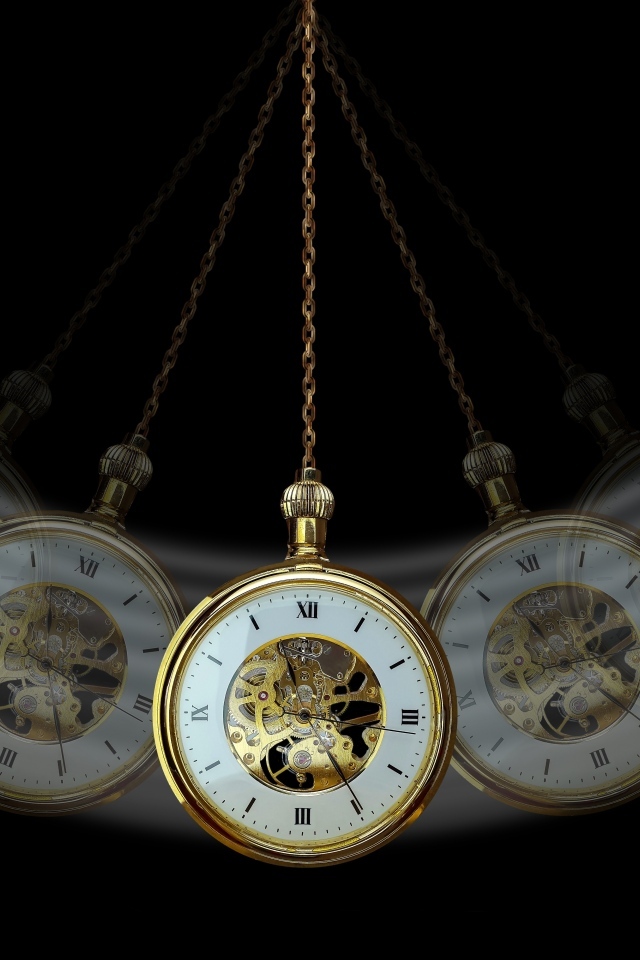 Карманные часы раскачиваются на черном фоне