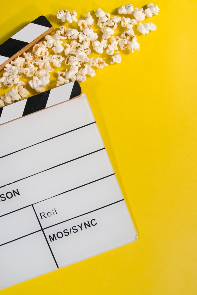 Хлопушка с попкорном на желтом фоне