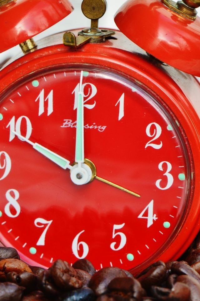 Красный будильник с зернами кофе 