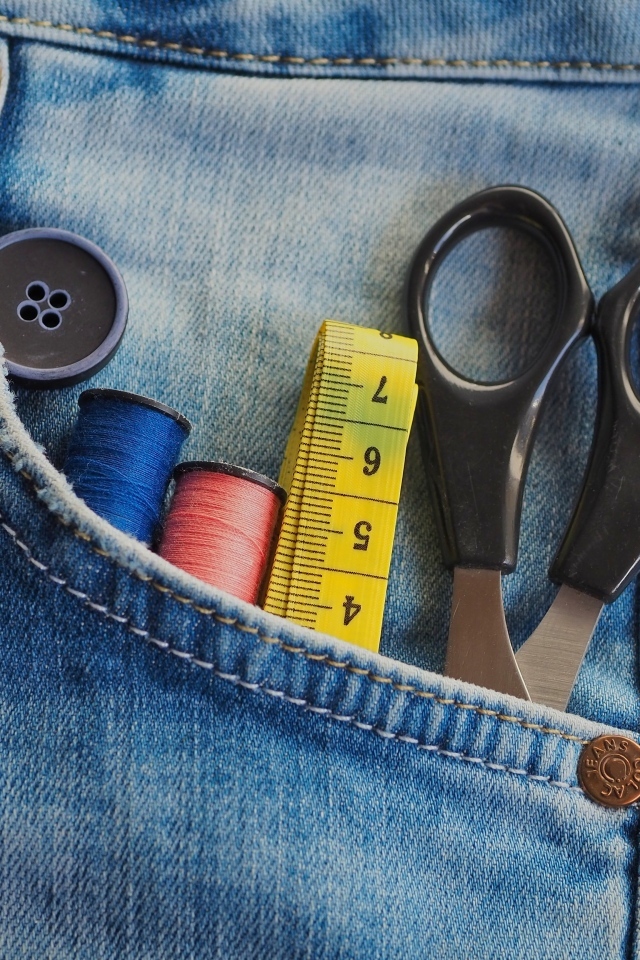 Ножницы, нитки и сантиметр в кармане джинс