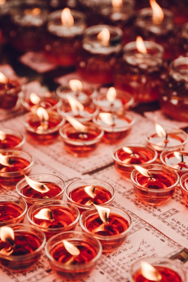 Маленькие зажженные ароматные красные свечи