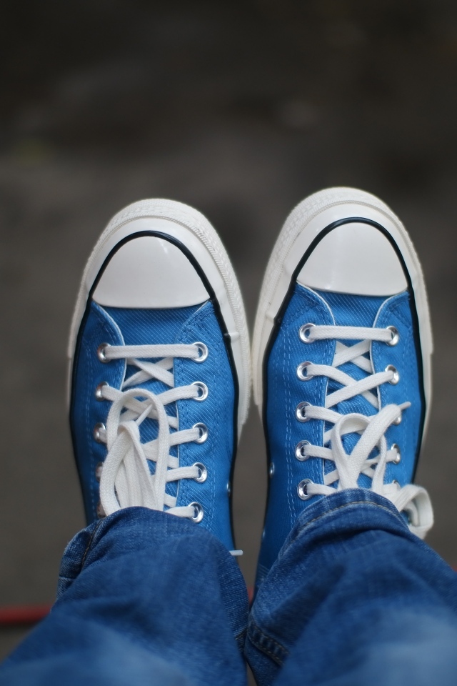 Кеды на ногах в джинсах