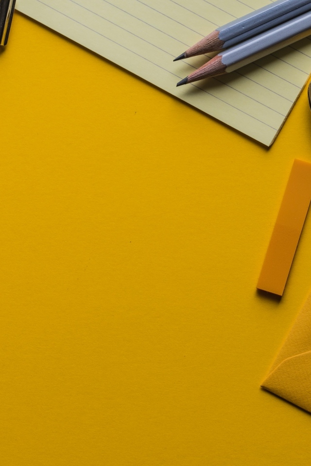 Канцелярские предметы на желтом фоне