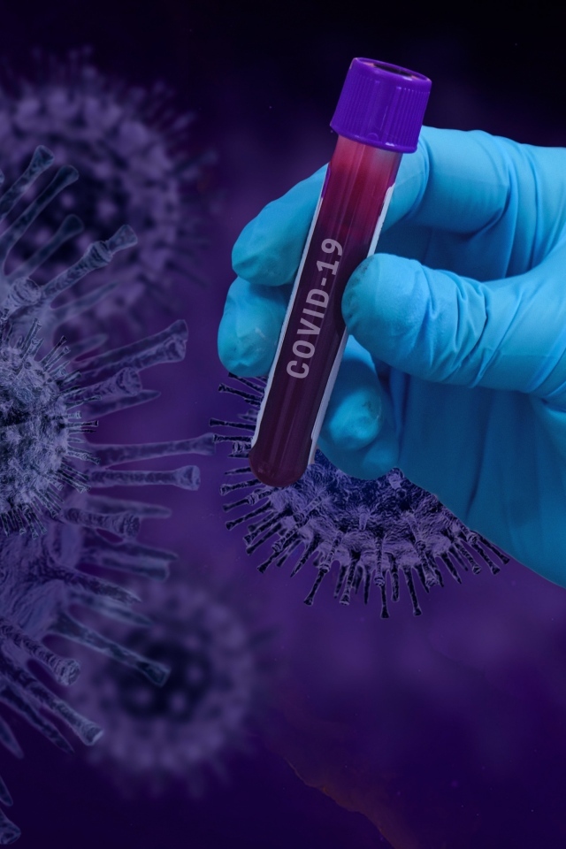 Пробирка в руке с бактериями ковид 19