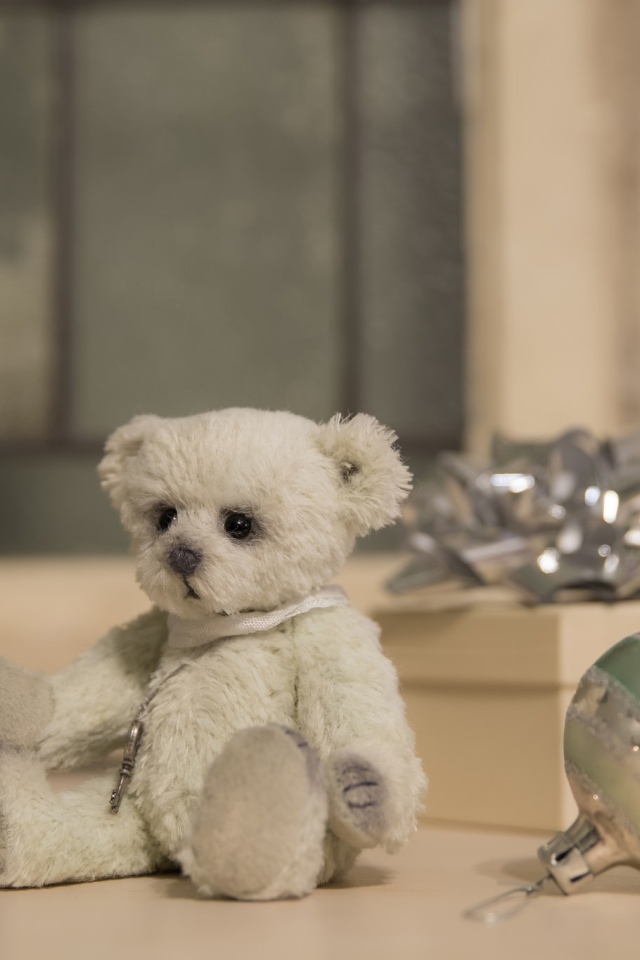 Игрушечный медвежонок с шариками