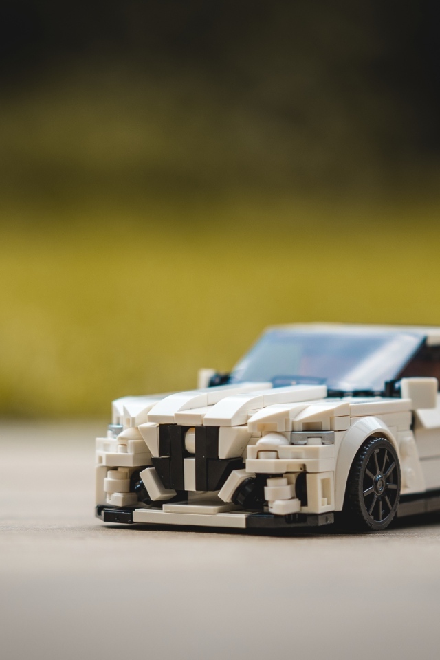 Игрушечная машинка крупным планом