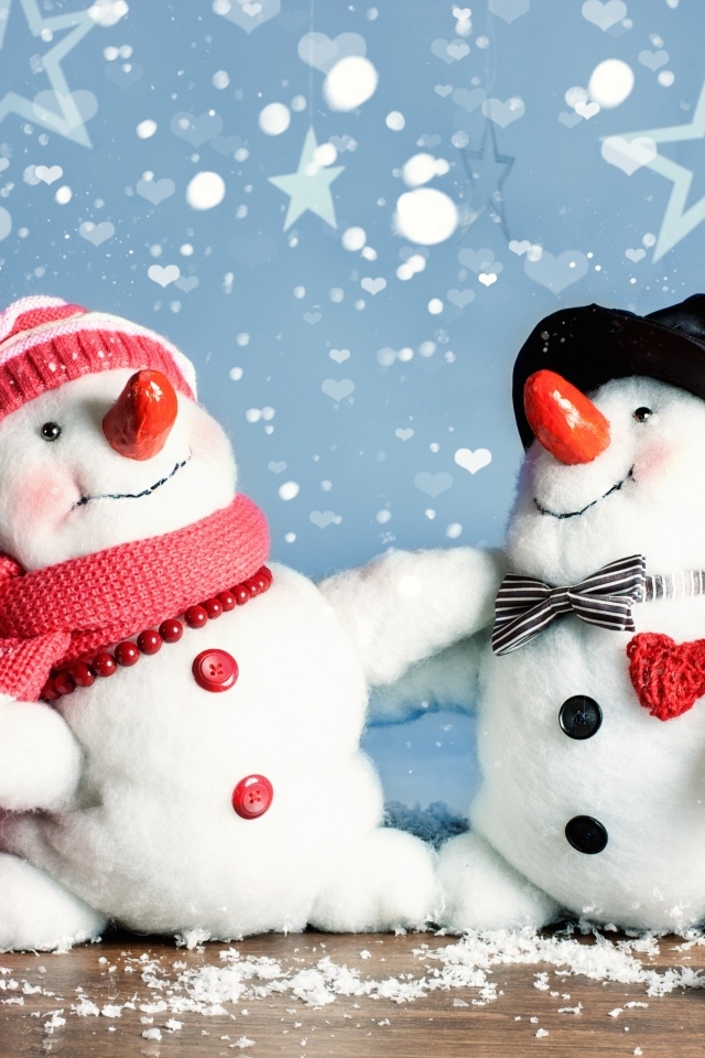 Два веселых игрушечных снеговика