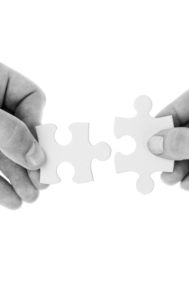 Два белых пазла в руках 