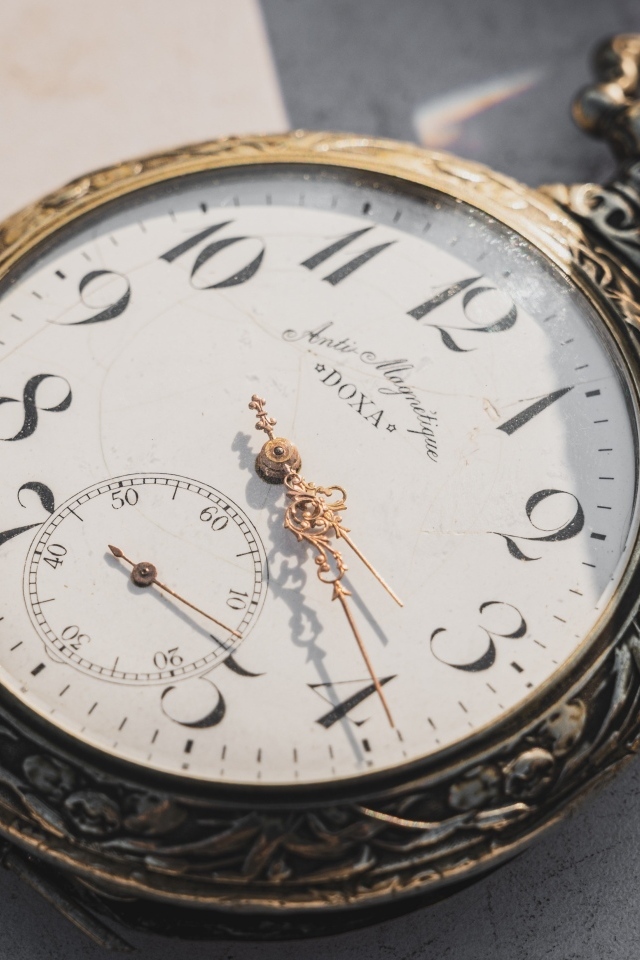 Старинные карманные часы крупным планом