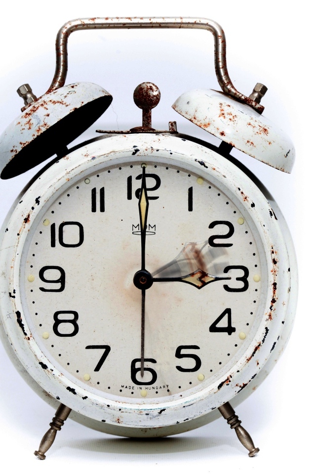 Белый железный будильник с ржавчиной