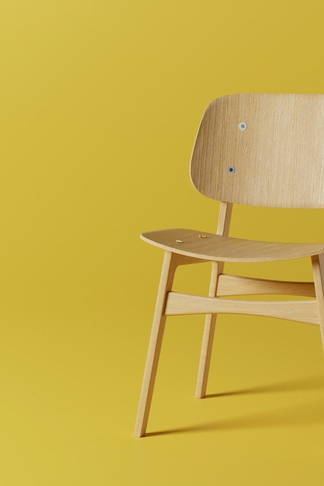 Деревянный стул на желтом фоне