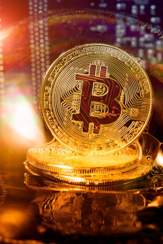 Монета биткоин в мыльном пузыре