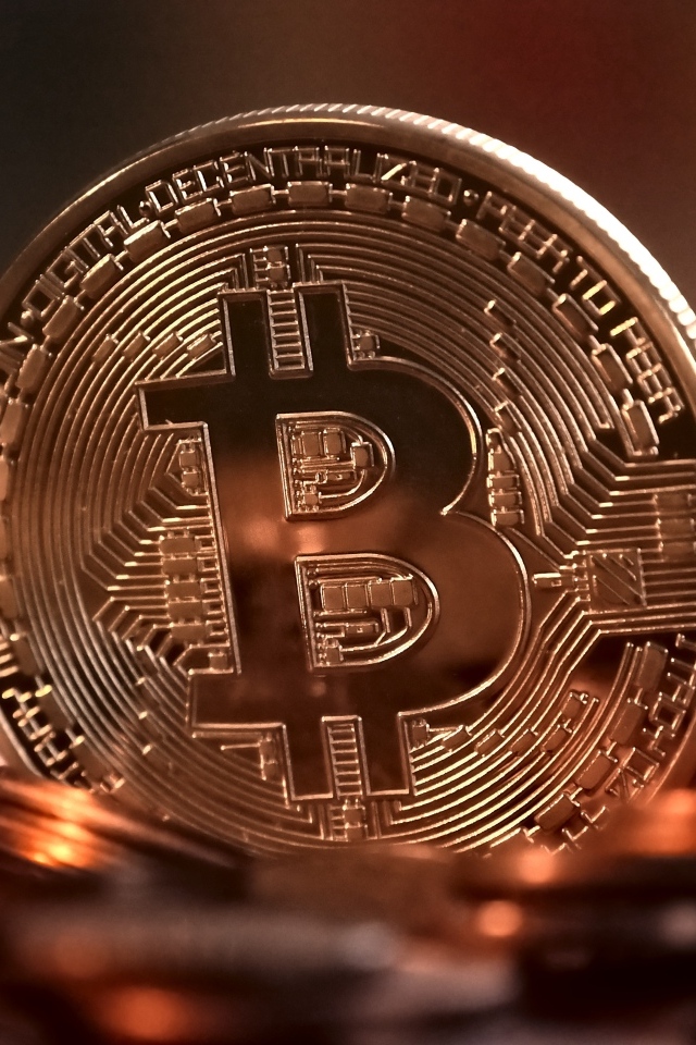 Золотая монета биткоин вблизи