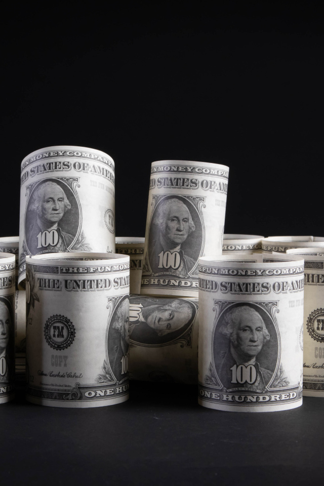 Доллары на черном фоне