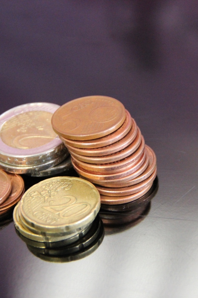 Монеты евро на сером столе